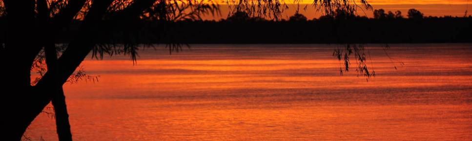 Uruguiaos aproveitam o maravilhoso entardecer às margens do rio Uruguay, na cidade de Paysandú